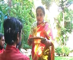 Raksha Bandhan 2020 | अंगणवाडी सेविका, वॉर्डबॉय, हमालांसोबत मंत्री यशोमती ठाकूर यांचे रक्षाबंधन