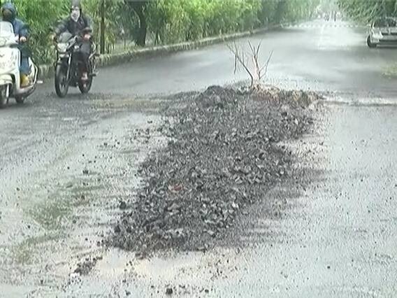 વડોદરામાં ONGCથી ભવન્સ કોલેજ તરફના રસ્તાની સ્થિતિ પણ ખરાબ