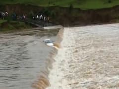 નવસારીના પુણી ગામ પાસે કોઝવે પરથી જતી ગાડી પાણીના પ્રવાહમાં ફસાઇ, જુઓ વીડિયો