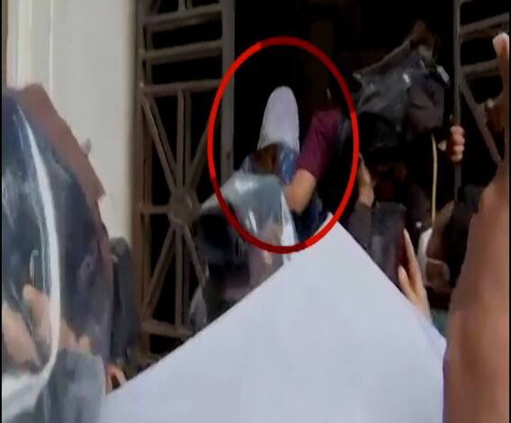 SSR Suicide Case | अखेर रिया चक्रवर्ती चौकशीसाठी ईडी कार्यालयात दाखल 