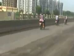 નારોલથી હાથીજણ જતા બ્રિજ પણ બિસ્માર હાલતમાં , જુઓ વીડિયો