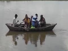 Unnao: Govt restricts movement on broken wooden bridge | Ghanti Bajao 