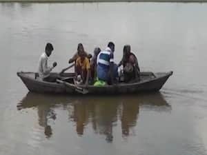 Unnao: Govt restricts movement on broken wooden bridge | Ghanti Bajao 