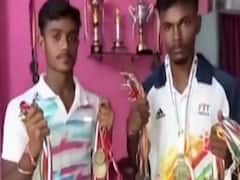 Meerut: पिता के साथ सब्जी बेचने को मजबूर नेशनल लेवल के खिलाड़ी, कोरोना ने छिनी नौकरी