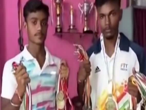 Meerut: पिता के साथ सब्जी बेचने को मजबूर नेशनल लेवल के खिलाड़ी, कोरोना ने छिनी नौकरी