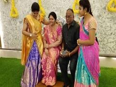 मृत पत्नी की Wax Statue बनवा पति ने परिवार संग किया गृह-प्रवेश, चारों ओर हो रही तारीफ