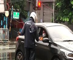 রাস্তায় জমা জল, তারমধ্যেই উত্তর ও মধ্য কলকাতায় লকডাউন পালনে তৎপর পুলিশ 