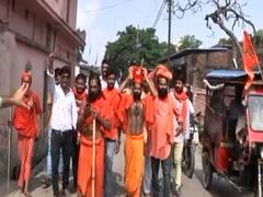 Rajasthan से राम मंदिर के लिए मिट्टी लेकर Ayodhya आये साधू, लेकिन भूल गए social distancing