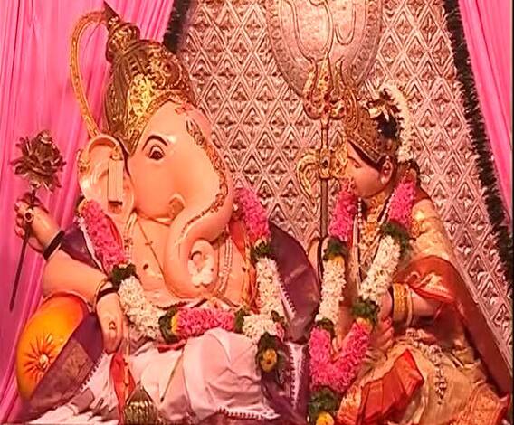 Ganeshotsav 2020 | पुण्यातील अखिल मंडई मंडळाने साकारला फुलांचा सुंदर देखावा