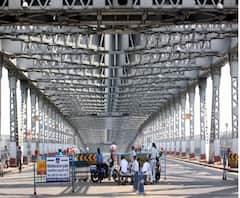 লকডাউনে হাওড়া ব্রিজের মাঝে ব্যারিকেডের, গাড়ির দেখা নেই, কড়া নজরদারি