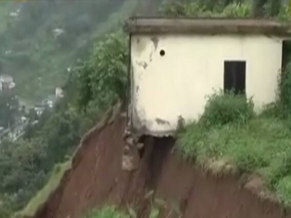 Uttarakhand के Dharchula में भारी बारिश के बाद धंस गई ज़मीन, गीर गए मकान 