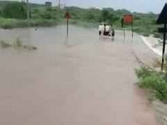 દ્વારકાના નવી ધ્રેવાડ ગામે ધોધમાર વરસાદ, બે લોકો તણાતા સ્થાનિકોએ બચાવ્યા