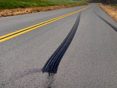 Delhi: BMW गाड़ी से ice cream की रेड़ी को मारी टक्कर, चार घायल