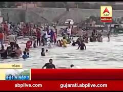 બોટાદના ગઢડામાં સોશિયલ ડિસ્ટન્સના ધજાગરા, મોટી સંખ્યામાં લોકો નદીમાં સ્નાન કરવા ઉમટ્યા