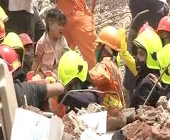 RaigadBuildingCollapsed| देव तारी त्याला कोण मारी;19 तासांनंतर साडेतीन वर्षांचा चिमुकला सुखरुप बाहेर