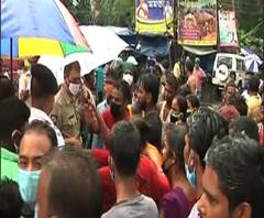 বিদ্যুৎস্পৃষ্ট হয়ে মহিলার মৃত্যুতে রণক্ষেত্র মানিকতলা, রাস্তা অবরোধ, পুলিশের সঙ্গে ধস্তাধস্তি, কাউন্সিলরের বাড়িতে হামলা স্থানীয়দের