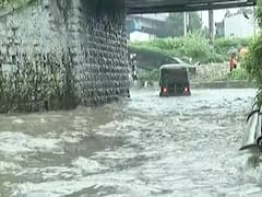 સુરતના લીંબાયત રેલવે ગરનાળામાં પાણી ભરાયા, ગટરના પાણી બેક મારતા લોકો પરેશાન