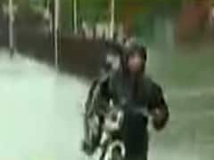 મુંબઇના કુર્લાથી CSMT સુધી હાર્બર લાઇન બંધ થવાથી લોકલ ટ્રેનોની અવરજવર બંધ