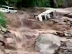 जम्मू के किश्तवाड़ में बाढ़ का कहर, तेज बहाव में दो वैन डूबीं