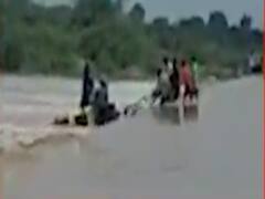 બનાસકાંઠાના થરા-હારીજ હાઇવે પર બનાસ નદીમાં ટ્રક તણાઇ, સ્થાનિકોએ સાત લોકોને બચાવ્યા