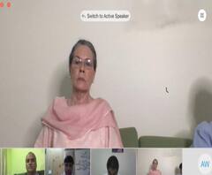 বৈঠকের শুরুতে অন্তর্বর্তী সভানেত্রীর পদ থেকে সনিয়া চাইলেন অব্যাহতি, পদত্যাগ না করার অনুরোধ মনমোহনের