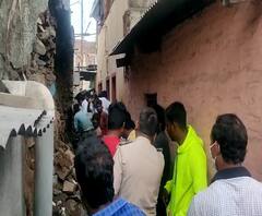 Solapur | स्मार्ट सिटीअंतर्गत खोदकाम सुरू सोलापूरतल्या मुरारजी पेठ येथे दुमजली इमारतीची भिंत कोसळली
