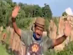  નિવૃત DGP પી.સી. ઠાકુર પોતાના મિત્ર સાથે જૂના હિંદી ગીત પર થીરકતા જોવા મળ્યા