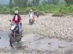 Haldwani में जान जोखिम में डाल पार करनी पड़ती है नदी, एक पुल को तरस रहे लोग