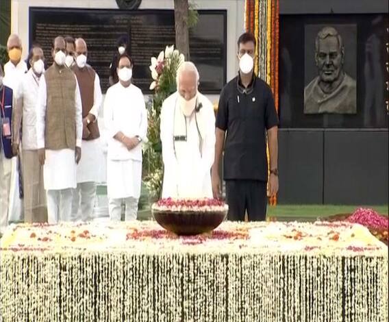 Atal Bihari Vajpayee Death Anniversary | पंतप्रधान नरेंद्र मोदी यांच्याकडून वाजपेयांनी श्रद्धांजली