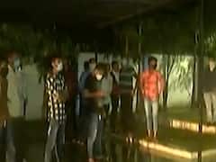 અમદાવાદમાં જુગારધામ પર પોલીસના દરોડા સમયે એક વ્યક્તિનું થયું મોત, જુઓ વીડિયો