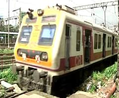 Mumbai Rains | मुसळधार पावसानं अत्यावश्यक सेवेतील लोकलसेवेवर परिणाम; पश्चिम रेल्वे ठप्प