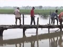 UP: People risking their lives by crossing wooden bridge in Unnao | Ghanti Bajao