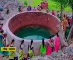 मुंबई-पुण्याहून गावी आलेल्यांनी केला गावाचा कायापालट,चाकरमान्यांच्या साथीनं श्रमदानातून उभारला बंधारा