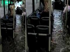 दिल्ली की चलती बस में बारिश का पानी भरने की क्या है सच्चाई? देखिए