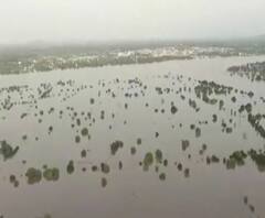 Maharashtra Floods | वायुसेनेच्या विमानातून पूरग्रस्तांना अन्न पोहोचवण्याचा प्रयत्न, विजय वडेट्टीवार यांचा हवाई दौरा