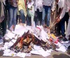 Light Bill Protest | सोलापुरात माकपच्या वतीने हजारो वीज बिलांची होळी