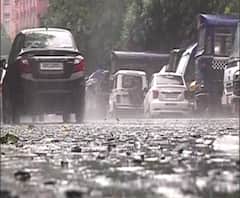 আবহাওয়ার খবর: নিম্নচাপের জেরে কলকাতা ও জেলায় চলছে বৃষ্টি, ভারী বর্ষণের সম্ভাবনা আগামীকালও