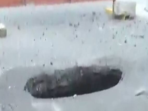 વડોદરા: ચકલી સર્કલ પાસે પડેલા ભૂવાનું સવા મહિના બાદ પણ નથી કરાયું સમારકામ, જુઓ વીડિયો