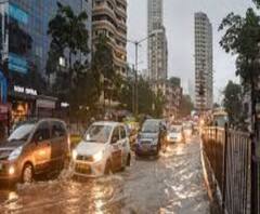 একদিকে প্রবল বর্ষণ, তার ওপর জোয়ারের ভ্রুকুটি, বানভাসী মুম্বইয়ে জারি লাল সতর্কতা