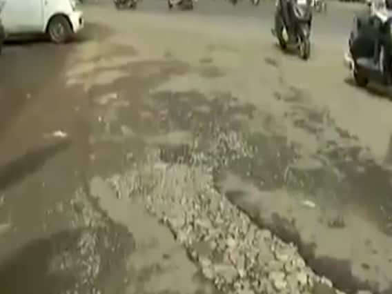 કરોડોના ખર્ચે બનાવેલા રસ્તાઓ ધોવાયા, રાજકોટ મનપાને 20 કરોડનું નુકસાન