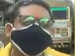 સુરતના સહાર દરવાજા રોડ પર પડેલા ઠેર ઠેર ખાડાના કારણે વાહન ચાલકો પરેશાન, જુઓ વીડિયો 