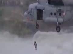 છત્તીસગઢમાં વાયુસેનાએ પાણીના ધસમસતા પ્રવાહમાં ફસાયેલ વ્યક્તિને કર્યો એરલીફ્ટ 