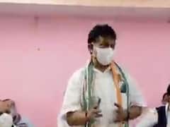 વલસાડ: કપરાડા બેઠક પર પેટાચૂંટણી પહેલા ભાજપને ઝટકો, બાબુભાઈ વરઠા કૉંગ્રેસમાં જોડાયા 