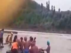 વલસાડઃ પુલના અભાવે પરેશાન ગ્રામજનો, દોરડાના સહારે નદી પાર કરે છે લોકો, જુઓ વીડિયો