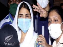 Rhea Chakraborty reaches home under Mumbai Police protection | ABP Exclusive