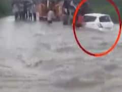 સુરેન્દ્રનગરઃ ખેરાણા ગામે પાણીના ધસમસતા પ્રવાહમાં કાર તણાઇ, કારમાં સવાર તમામનો આબાદ બચાવ