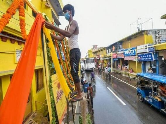 રામ મંદિર ભૂમિપૂજનઃ ફૂલોથી અયોધ્યાના રસ્તાઓને શણગારમાં આવ્યા છે