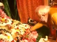 વડાપ્રધાન મોદીએ રામલલ્લાના દર્શન કર્યા બાદ ઉતારી આરતી, જુઓ વીડિયો