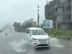 નવસારીમાં સવારથી જ ધોધમાર વરસાદના કારણે મરોલી-ઉભરાટ જતા મુખ્ય માર્ગ પર પાણી ભરાયા