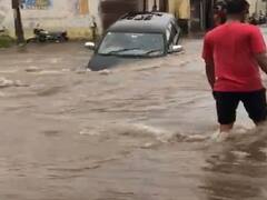 રાજકોટમાં ધોધમાર વરસાદથી જળબંબાકાર, પાણીના ધસમસતા પ્રવાહમાં ફસાઇ કાર